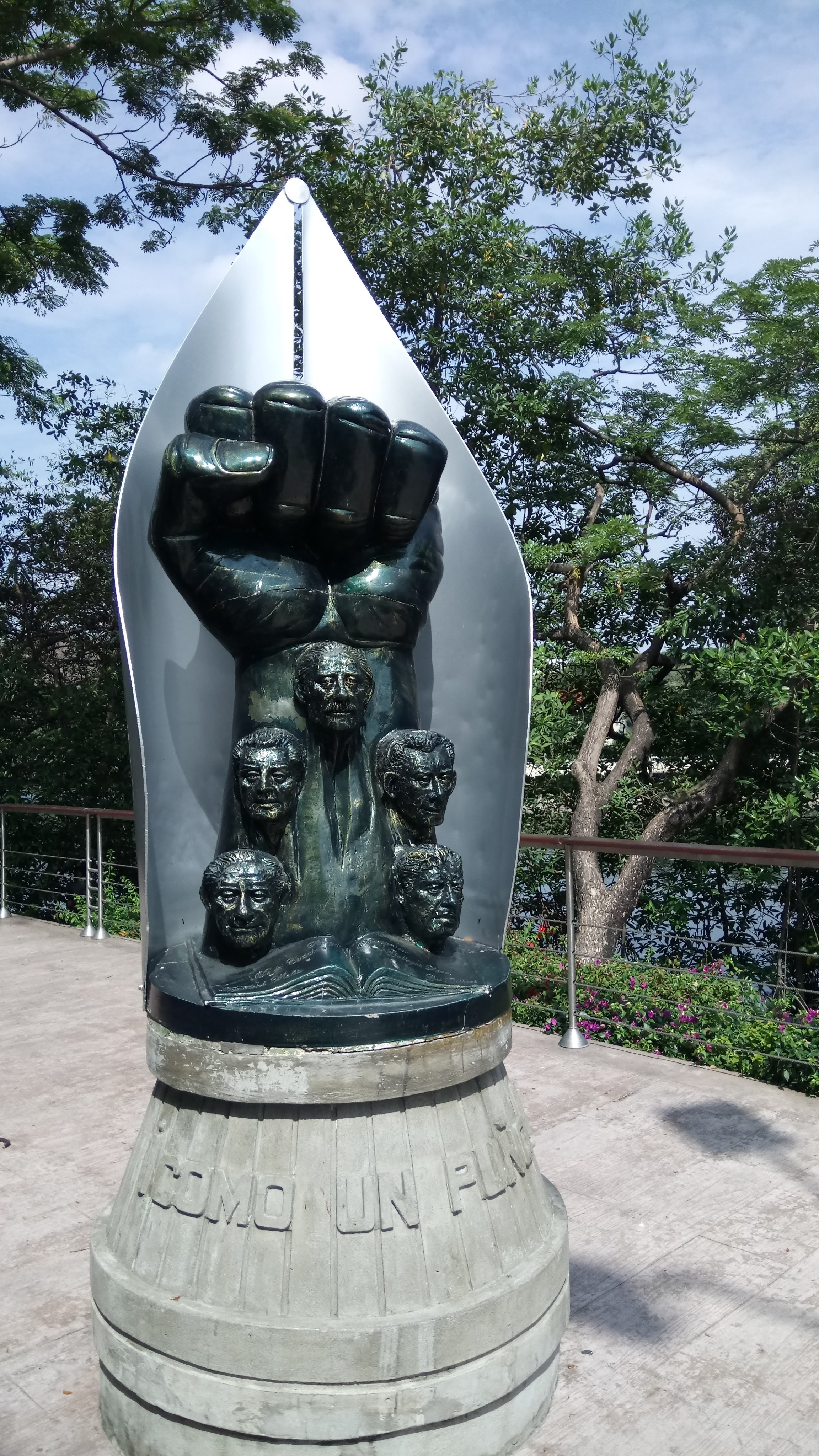 Plaza Rodolfo Baquerizo Moreno 11